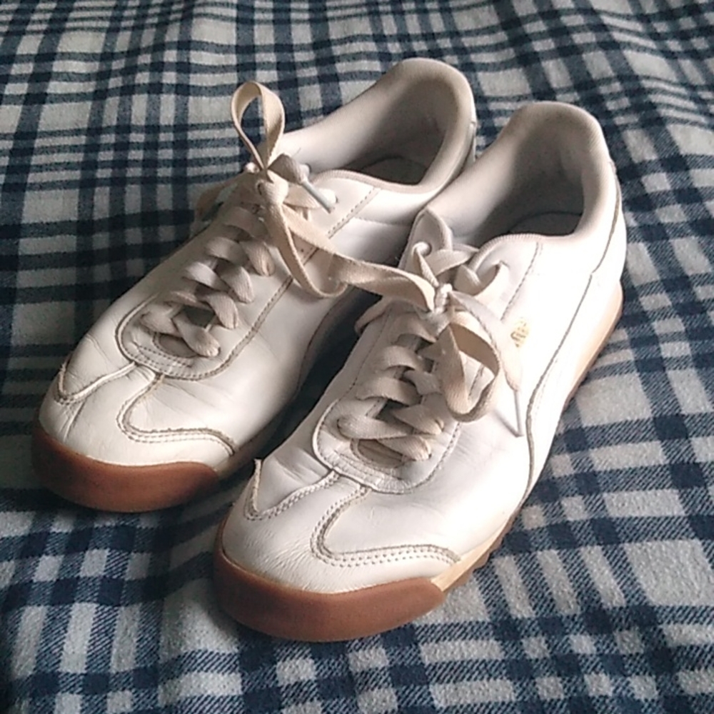 Pumas Roma white leather tennis shoes